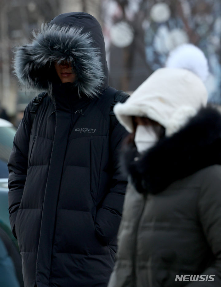 [서울=뉴시스] 김진아 기자 = 연중 낮이 가장 짧은 동지(冬至)인 22일 오전 전국 대부분 지역에 한파특보가 발효된 가운데 서울 종로구 광화문네거리에서 시민들이 두터운 외투를 입고 출근길 발걸음을 재촉하고 있다. 2023.12.22. bluesoda@newsis.com