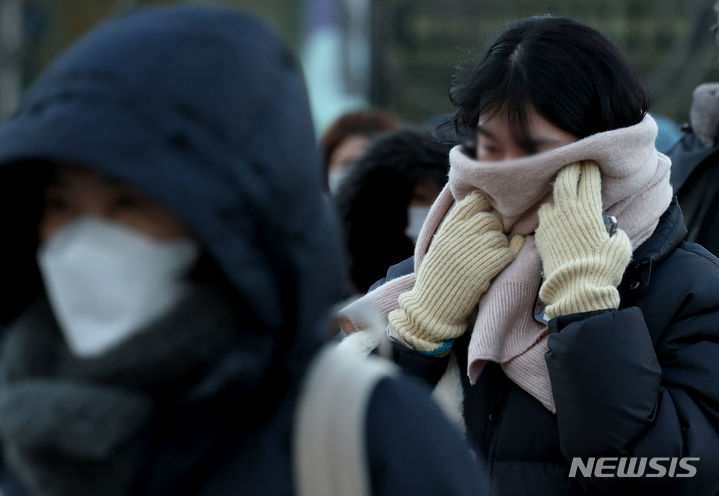 [서울=뉴시스] 김진아 기자 = 연중 낮이 가장 짧은 동지(冬至)인 22일 오전 전국 대부분 지역에 한파특보가 발효된 가운데 서울 종로구 광화문네거리에서 시민들이 두터운 외투를 입고 출근길 발걸음을 재촉하고 있다. 2023.12.22. bluesoda@newsis.com