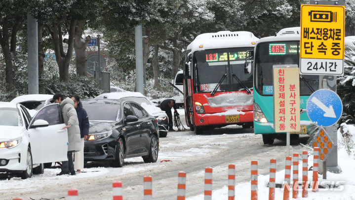 [제주=뉴시스] 우장호 기자 = 전국에 동장군이 기승을 부리는 22일 오전 제주국제공항 인근 경사로에서 차량들이 빙판길을 빠져나가지 못해 뒤엉켜 있다. 2023.12.22. woo1223@newsis.com