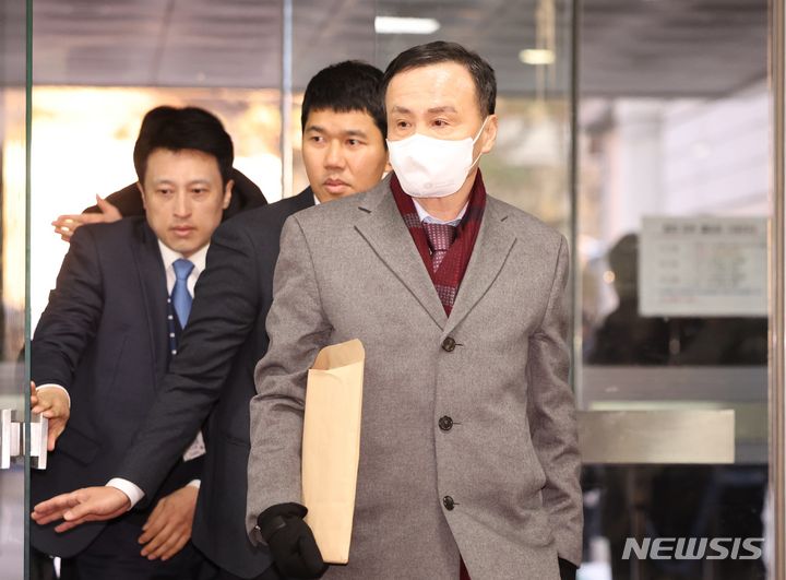 [서울=뉴시스] 횡령·배임 혐의로 수사를 받던 백현동 개발업자의 구속을 막아주겠다며 1억원을 수수한 혐의를 받던 고검장 출신 임정혁(70·사법연수원 16기) 변호사의 무죄가 확정됐다. 임 변호사가 지난 2023년 12월 22일 서울 서초구 서울중앙지법에서 열린 영장실질심사에 출석하는 모습. (사진=뉴시스DB). 2026.04.21. photo@newsis.com