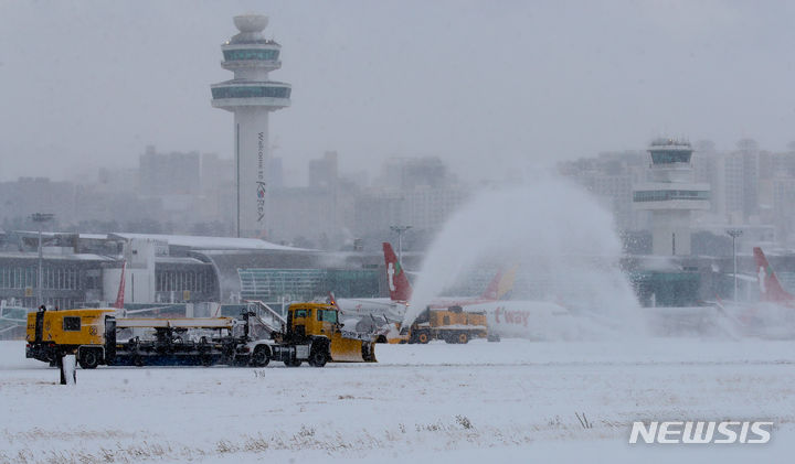 [제주=뉴시스] 우장호 기자 = 전국에 동장군이 기승을 부리는 22일 오전 제주국제공항 활주로가 폭설로 인해 임시 폐쇄조치된 가운데 제설차가 쌓인 눈을 치우고 있다. 2023.12.22. woo1223@newsis.com