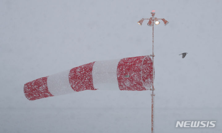 [제주=뉴시스] 우장호 기자 = 전국에 동장군이 기승을 부리는 22일 오전 제주국제공항에 강한 바람을 동반한 폭설이 내리고 있다. 2023.12.22. woo1223@newsis.com