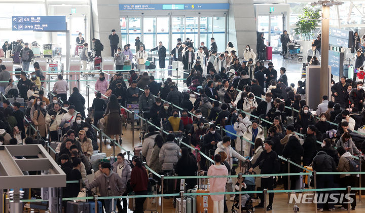 [서울=뉴시스] 조성우 기자 = 크리스마스 연휴를 앞둔 22일 오전 인천국제공항 제1여객터미널 출국장이 인파로 북적이고 있다. 2023.12.22. xconfind@newsis.com