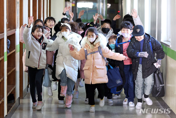 [수원=뉴시스] 김금보 기자 = 22일 경기도 수원시 권선구 효정초등학교에서 학생들이 방학식을 마치고 하교하고 있다. 2023.12.22. kgb@newsis.com