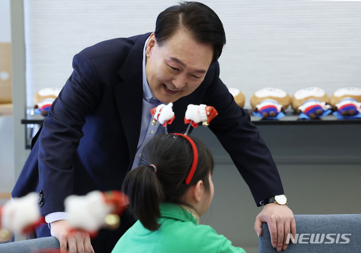 [서울=뉴시스] 조수정 기자 = 윤석열 대통령이 22일 서울 용산 대통령실 청사에서 열린 '히어로즈 패밀리와 함께하는 꿈과 희망의 크리스마스' 행사에서 입장하며 초청 순직 군인·경찰·소방관 자녀와 인사나누고 있다. 2023.12.22. chocrystal@newsis.com