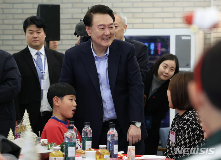 [서울=뉴시스] 조수정 기자 = 윤석열 대통령이 22일 서울 용산 대통령실 청사에서 열린 '히어로즈 패밀리와 함께하는 꿈과 희망의 크리스마스' 행사에서 입장하며 초청 순직 군인·경찰·소방관 자녀와 인사나누고 있다. 2023.12.22. chocrystal@newsis.com