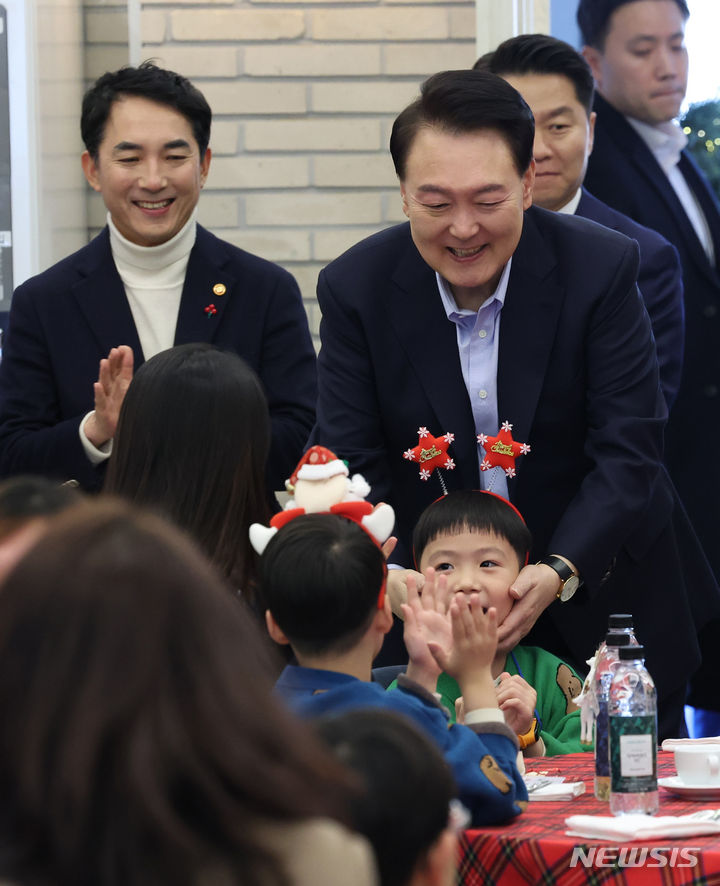 [서울=뉴시스] 조수정 기자 = 윤석열 대통령이 22일 서울 용산 대통령실 청사에서 열린 '히어로즈 패밀리와 함께하는 꿈과 희망의 크리스마스' 행사에서 입장하며 초청 순직 군인·경찰·소방관 자녀와 인사나누고 있다. 2023.12.22. chocrystal@newsis.com