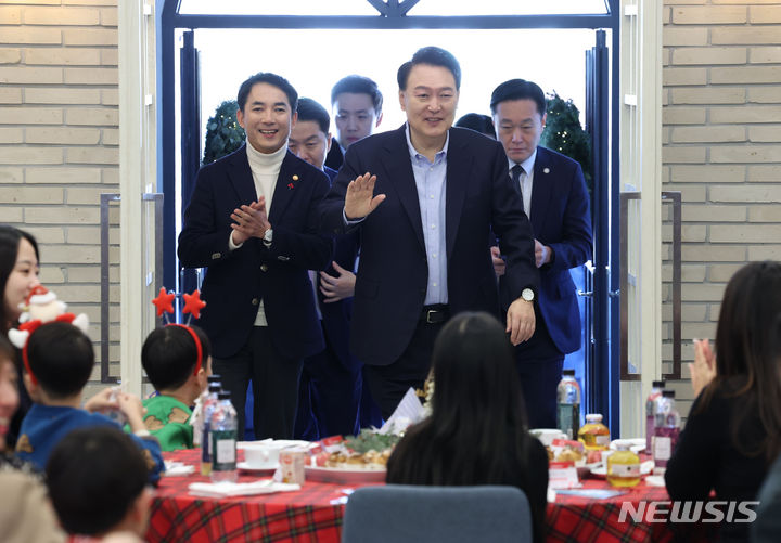 [서울=뉴시스] 조수정 기자 = 윤석열 대통령이 22일 서울 용산 대통령실 청사에서 열린 '히어로즈 패밀리와 함께하는 꿈과 희망의 크리스마스' 행사에 입장하며 초청 순직 군인·경찰·소방관 유가족에게 인사하고 있다. 2023.12.22. chocrystal@newsis.com