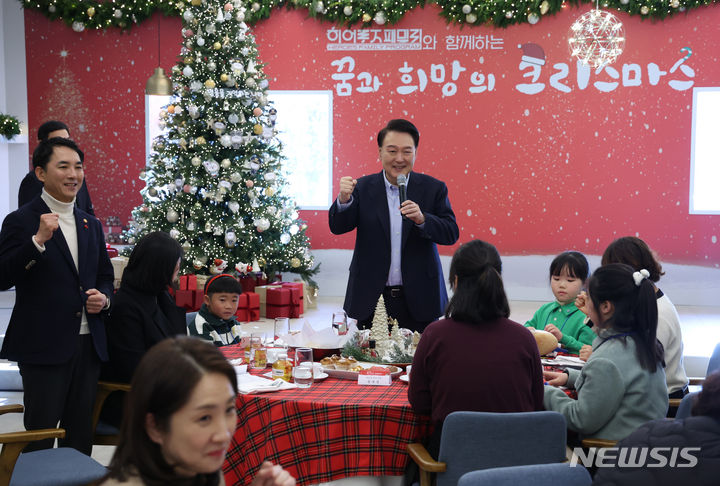 [서울=뉴시스] 조수정 기자 = 윤석열 대통령이 22일 서울 용산 대통령실 청사에서 열린 순직 군인·경찰·소방관 유가족 초청 '히어로즈 패밀리와 함께하는 꿈과 희망의 크리스마스' 행사에서 인사말 중 "박민식(왼쪽) 국가보훈부 장관도 순직 유공자 자녀"라고 소개하며 어린이들을 격려하는 파이팅을 외치고 있다. 2023.12.22. chocrystal@newsis.com