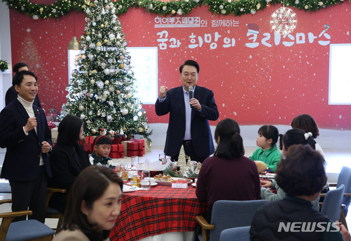 [서울=뉴시스] 조수정 기자 = 윤석열 대통령이 22일 서울 용산 대통령실 청사에서 열린 순직 군인·경찰·소방관 유가족 초청 '히어로즈 패밀리와 함께하는 꿈과 희망의 크리스마스' 행사에서 인사말 중 "박민식(왼쪽) 국가보훈부 장관도 순직 유공자 자녀"라고 소개하며 어린이들을 격려하는 파이팅을 외치고 있다. 2023.12.22. chocrystal@newsis.com