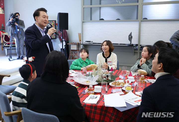 [서울=뉴시스] 조수정 기자 = 윤석열 대통령이 22일 서울 용산 대통령실 청사에서 열린 순직 군인·경찰·소방관 유가족 초청 '히어로즈 패밀리와 함께하는 꿈과 희망의 크리스마스' 행사에서 인사말 하고 있다. 2023.12.22. chocrystal@newsis.com