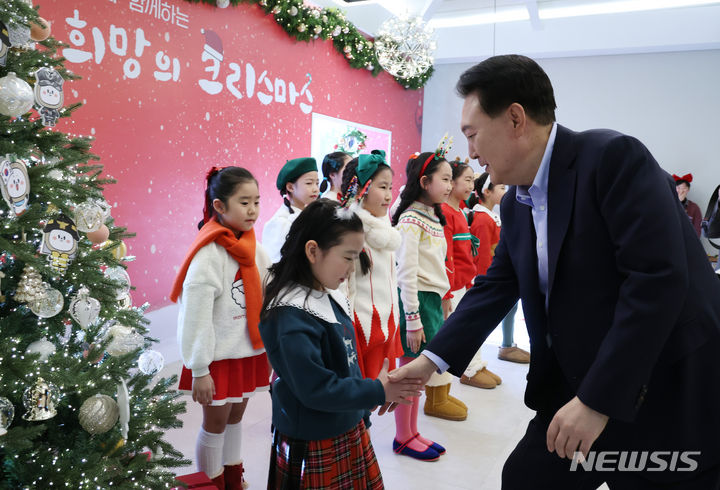 [서울=뉴시스] 조수정 기자 = 윤석열 대통령이 22일 서울 용산 대통령실 청사에서 열린 '히어로즈 패밀리와 함께하는 꿈과 희망의 크리스마스' 행사에서 순직 군인·경찰·소방관 유가족들과 브릴란떼 어린이합창단의 캐롤 메들리 공연을 관람한 뒤 격려하고 있다. 2023.12.22. chocrystal@newsis.com