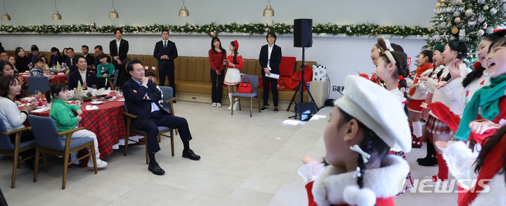 [서울=뉴시스] 조수정 기자 = 윤석열 대통령이 22일 서울 용산 대통령실 청사에서 열린 '히어로즈 패밀리와 함께하는 꿈과 희망의 크리스마스' 행사에서 순직 군인·경찰·소방관 유가족들과 브릴란떼 어린이합창단의 캐롤 메들리 공연을 관람하고 있다. 2023.12.22. chocrystal@newsis.com