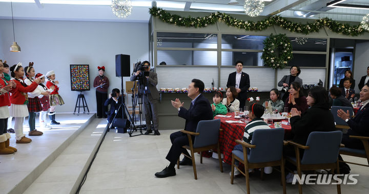 [서울=뉴시스] 조수정 기자 = 윤석열 대통령이 22일 서울 용산 대통령실 청사에서 열린 '히어로즈 패밀리와 함께하는 꿈과 희망의 크리스마스' 행사에서 순직 군인·경찰·소방관 유가족들과 브릴란떼 어린이합창단의 캐롤 메들리 공연을 관람하고 있다. 2023.12.22. chocrystal@newsis.com