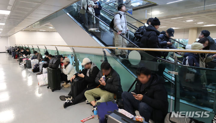 [제주=뉴시스] 우장호 기자 = 대설특보가 내려진 22일 오후 폭설로 인해 운항이 전면 중단된 제주국제공항 대합실에 이용객들이 몰려 혼잡이 빚어지고 있다. 2023.12.22. woo1223@newsis.com