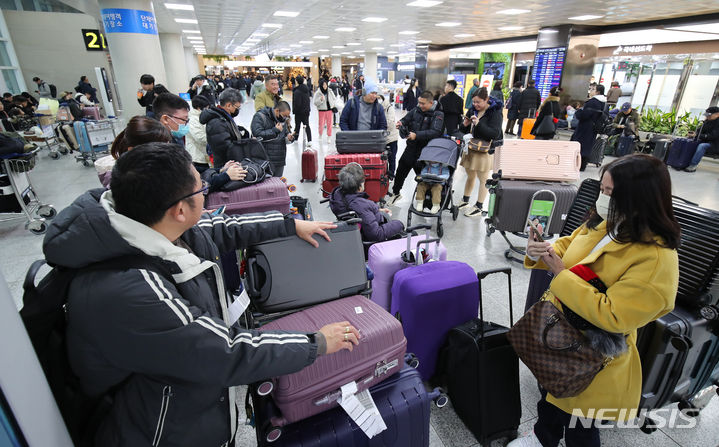 [제주=뉴시스] 우장호 기자 = 대설특보가 내려진 22일 오후 폭설로 인해 운항이 전면 중단된 제주국제공항 대합실에 이용객들이 몰려 혼잡이 빚어지고 있다. 2023.12.22. woo1223@newsis.com