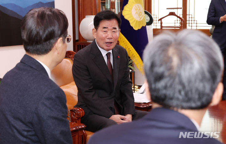 [서울=뉴시스] 이영환 기자 = 김진표 국회의장이 22일 오후 서울 여의도 국회 본청 의장 집무실에서 이관섭 대통령실 정책실장, 한오섭 정무수석과 면담을 하고 있다.  2023.12.22. 20hwan@newsis.com