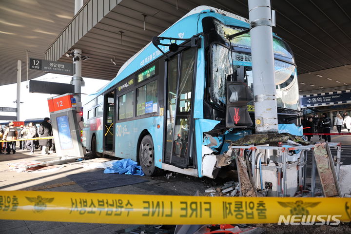 [서울=뉴시스] 김금보 기자 = 22일 오후 경기도 수원시 수원역 2층 버스 환승센터에서 시내버스가 시민 다수를 쳐 1명이 숨지고 11명이 부상을 입었다. 사진은 사고 현장 모습. 2023.12.22. kgb@newsis.com