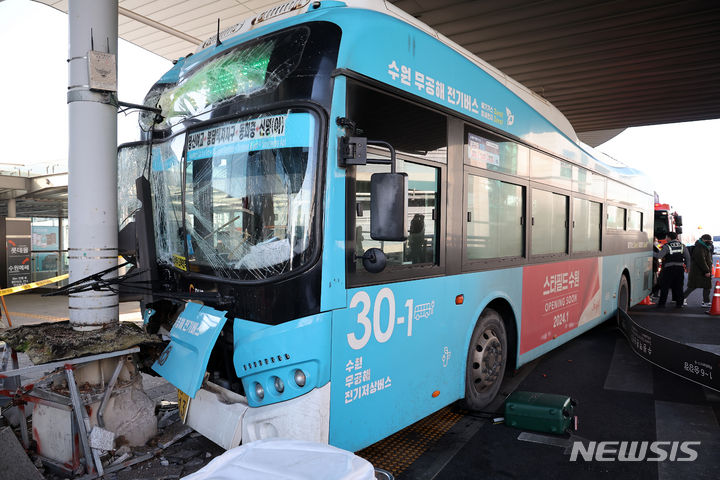 [수원=뉴시스] 김금보 기자 = 22일 오후 경기도 수원시 수원역 2층 버스 환승센터에서 시내버스가 시민 다수를 쳐 1명이 숨지고 11명이 부상을 입었다. 사진은 사고 현장 모습. 2023.12.22. kgb@newsis.com