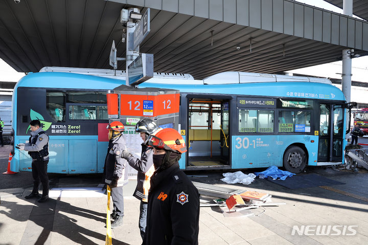 [수원=뉴시스] 김금보 기자 = 22일 오후 경기도 수원시 수원역 2층 버스 환승센터에서 시내버스가 시민 다수를 쳐 1명이 숨지고 11명이 부상을 입었다. 사진은 사고 현장 모습. 2023.12.22. kgb@newsis.com