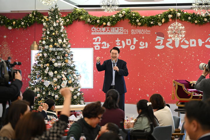 [서울=뉴시스] 윤석열 대통령이 22일 서울 용산 대통령실 청사에서 열린 순직 군인·경찰·소방관 유가족 초청 '히어로즈 패밀리와 함께하는 꿈과 희망의 크리스마스' 행사에서 마무리 발언을 하고 있다. (사진=대통령실 제공) 2023.12.22. photo@newsis.com *재판매 및 DB 금지