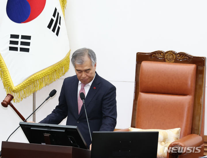 [서울=뉴시스] 김진아 기자 = 김현기 서울시의회 의장이 22일 서울 중구 서울시의회에서 열린 제321회 정례회 제6차 본회의에서 의사봉을 두드리고 있다. 2023.12.22. bluesoda@newsis.com