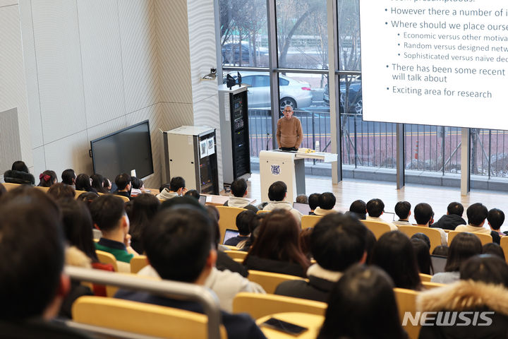 AI 쓴 학생, 숙제 점수 18% 올랐는데…책 없는 시험선 20% 떨어졌다