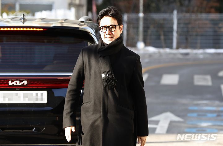 [인천=뉴시스] 김동영 기자 = 마약 투약 혐의로 입건된 배우 이선균씨가 23일 오전 인천 남동구 인천 논현경찰서에 출석하고 있다. 이씨가 피의자 신분으로 조사를 받는 건 지난 10월28일과 지난달 4일에 이어 이번이 세 번째다. 2023.12.23. dy0121@newsis.com 