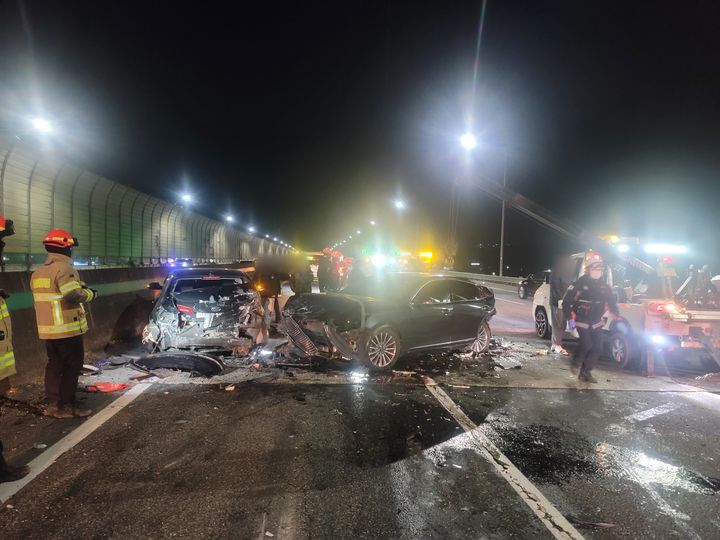 [대구=뉴시스] 22일 오후 8시55분께 대구 달성군 중부내륙고속도로 하행선 남대구IC∼화원IC 19km 지점 1차로에서 승용차 1대가 고장으로 정차하자 뒤따르던 승용차 3대가 잇따라 추돌했다. (사진=대구소방안전본부 제공) 2023.12.23. photo@newsis.com *재판매 및 DB 금지