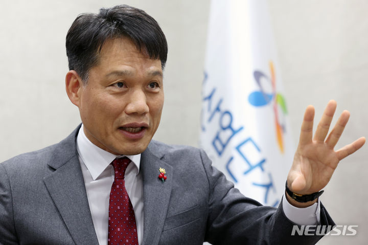 [서울=뉴시스] 조성우 기자 = 이상훈 한국산업단지공단 이사장이 서울 구로구 한국산업단지공단 서울지역본부에서 뉴시스와 인터뷰하고 있다. 2023.12.24. xconfind@newsis.com