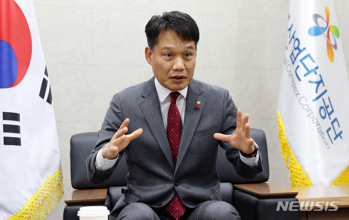 [서울=뉴시스] 조성우 기자 = 이상훈 한국산업단지공단 이사장이 서울 구로구 한국산업단지공단 서울지역본부에서 뉴시스와 인터뷰하고 있다. 2023.12.24. xconfind@newsis.com