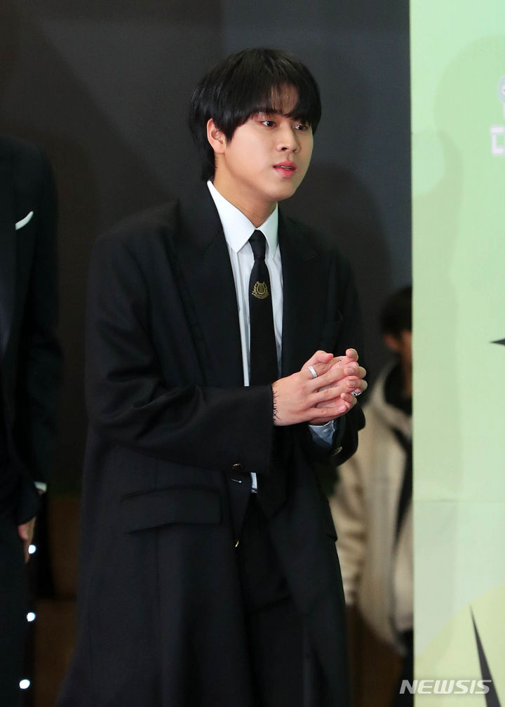 [서울=뉴시스] 김혜진 기자 = 가수 이무진이 23일 오후 서울 영등포구 여의도 KBS 신관에서 열린 '2023 KBS 연예대상' 레드카펫 행사에서 포즈를 취하고 있다. 2023.12.23. jini@newsis.com