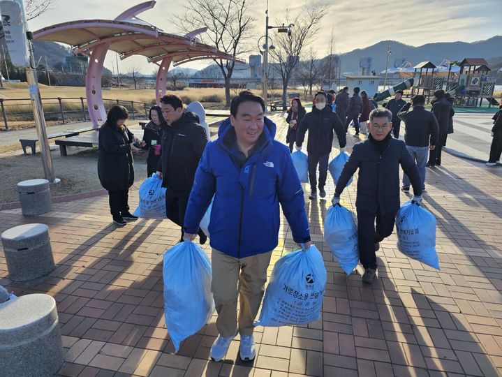 정희용 의원이 당원들과 환경정화 봉사활동을 하고 있다. (사진=정희용 의원실 제공) *재판매 및 DB 금지