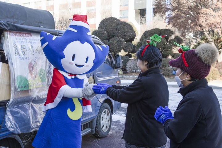 지난 21일 서울 용산구 숙명여대 캠퍼스에서 숙명여대 마스코트 '눈송이'가 청소노동자들에게 붕어빵을 전달하고 있다. (사진=숙명여대 제공) *재판매 및 DB 금지