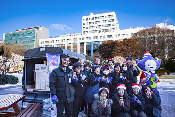 지난 21일 서울 용산구 숙명여대 캠퍼스에서 학생들과 청소·경비노동자들이 함께 붕어빵을 들고 기념촬영을 하고 있다. (사진=숙명여대 제공) *재판매 및 DB 금지