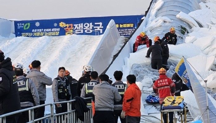 [청주=뉴시스] 이병찬 기자 = 24일 무너져 내린 충북 청주시 지북동 눈썰매장 보행통로. 이날 사고로 눈썰매장 이용객 3명이 중경상을 입었다. (사진=충북소방본부 제공) 2023.12.24. photo@newsis.com *재판매 및 DB 금지