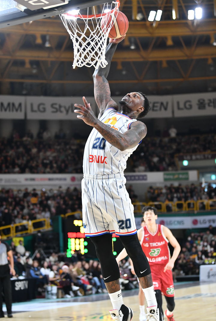 [서울=뉴시스] 프로농구 부산 KCC의 라건아. (사진=KBL 제공) *재판매 및 DB 금지