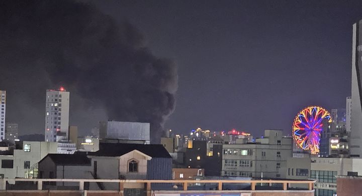 [울산=뉴시스] 박수지 기자 = 24일 오후 울산시 남구 삼산동 한 창고에서 불이나 연기가 올라오고 있다. 2023.12.24. (사진=독자 제공) photo@newsis.com *재판매 및 DB 금지