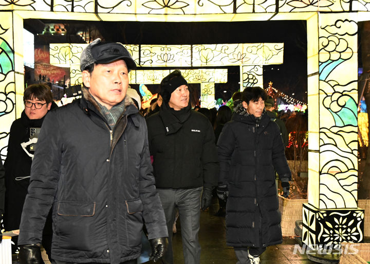 [서울=뉴시스]오세훈(왼쪽 세번째) 서울시장이 크리스마스 이브인 24일 광화문광장에서 열리고 있는 서울윈터페스타 2023 현장을 찾아 안전관리 상황을 점검하고 있다. (사진=서울시 제공)