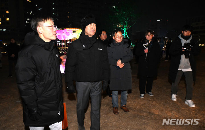 [서울=뉴시스]오세훈(왼쪽 두번째) 서울시장이 크리스마스 이브인 24일 송현녹지광장에서 열린 서울윈터페스타 2023 현장을 찾아 안전관리 상황을 점검하고 있다.(사진=서울시 제공)