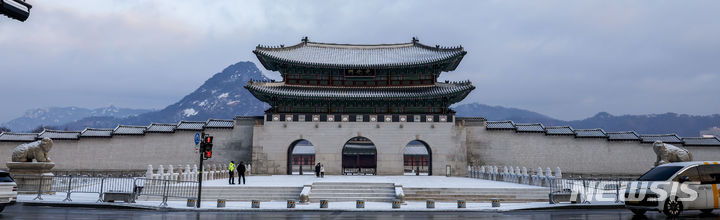 [서울=뉴시스] 정병혁 기자 = 크리스마스 이브인 24일 서울 종로구 광화문에 눈이 쌓여있다. 2023.12.24. jhope@newsis.com