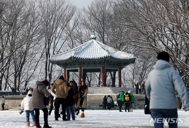 [서울=뉴시스] 홍효식 기자 = 크리스마스 이브인 24일 서울 중구 남산 팔각정 위에 밤사이 내린 눈이 쌓여있다. 2023.12.24. yesphoto@newsis.com