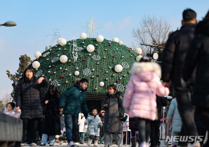 [서울=뉴시스] 황준선 기자 = 크리스마스를 하루 앞둔 24일 서울 노원구 화랑대 철도공원에서 열린 2023 노원 크리스마스 축제를 찾은 시민들이 행사장을 둘러보고 있다. 2023.12.24. hwang@newsis.com