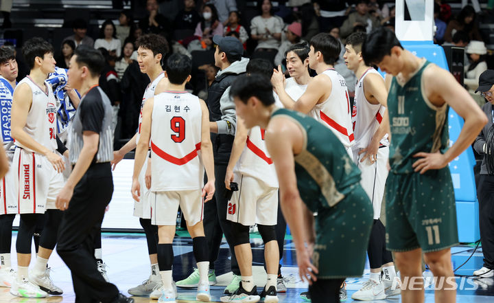 [고양=뉴시스] 홍효식 기자 = 24일 경기도 고양시 일산서구 고양 소노 아레나에서 열린 2023-2024 프로농구 고양 소노 스카이거너스와 울산 현대모비스 피버스의 경기, 92대 72로 승리한 현대모비스 선수들이 자축하고 있다. 2023.12.24. yesphoto@newsis.com