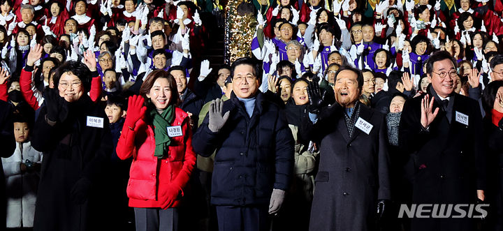 [서울=뉴시스] 김금보 기자 = 24일 오후 서울 영등포구 여의도순복음교회 십자가탑광장에서 열린 성탄전야제에서 전 국민의힘 이혜훈(왼쪽부터), 나경원 의원, 이영훈 여의도순복음교회 담임목사, 정세균 전 국회의장, 이낙연 전 더불어민주당 대표 등 여야 참석자들이 성탄인사를 하고 있다. 2023.12.24. kgb@newsis.com