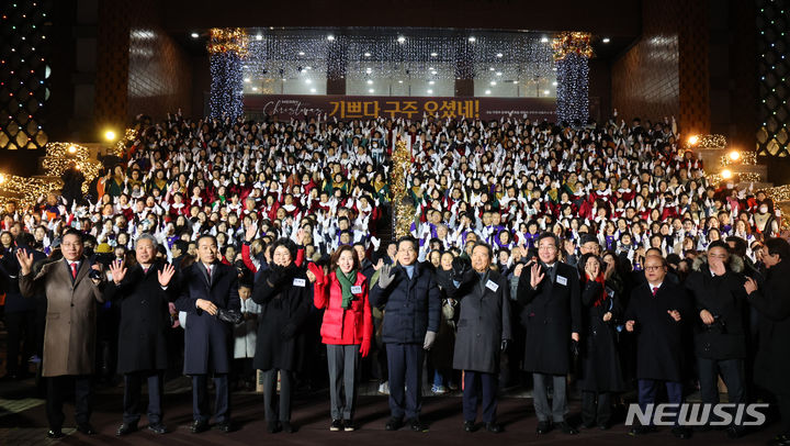 [서울=뉴시스] 김금보 기자 = 이영훈 여의도순복음교회 담임목사가 24일 오후 서울 영등포구 여의도순복음교회 십자가탑광장에서 열린 성탄전야제에서 전 국민의힘 이혜훈, 나경원 의원, 정세균 전 국회의장, 이낙연 전 더불어민주당 대표 등 여야 참석자들과 성탄인사를 하고 있다. 2023.12.24. kgb@newsis.com