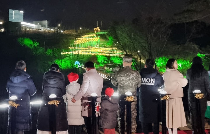 [서울=뉴시스] 고승민 기자 = 성탄절을 하루 앞둔 24일 저녁 경기 김포 애기봉평화생태공원 탐방로가 성탄 트리의 형태로 점등되고 있다. (사진=김포시 제공) 2023.12.24. photo@newsis.com *재판매 및 DB 금지