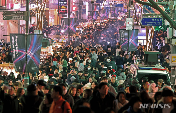 [서울=뉴시스] 김금보 기자 = 크리스마스 이브인 24일 오후 서울 중구 명동거리가 인파로 북적이고 있다. 2023.12.24. kgb@newsis.com
