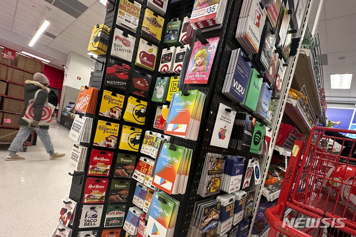 [뉴욕=AP/뉴시스] 지난 11~12월 미국 소비지출이 3.1% 증가한 것으로 나타났다. 사진은 지난 26일(현지시간) 뉴욕 시내 소재 대형마트 타겟 매장에 수십 종의 기프트 카드가 전시된 모습. 2023.12.27.