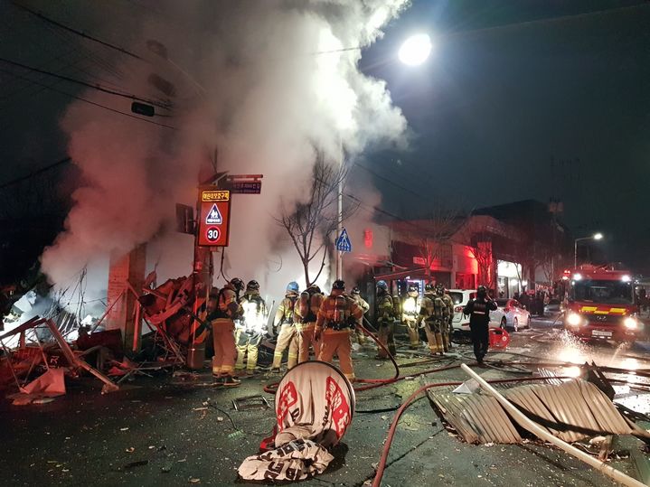 [서울=뉴시스] 24일 오후  8시52분께 대전 대덕구 오정동에 있는 한 식당건물에서 발생한 폭발 화재 현장 모습. (사진=소방청 제공) 2023.12.25. 